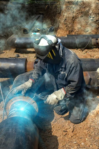 Welder working pipeline — Stock Photo, Image