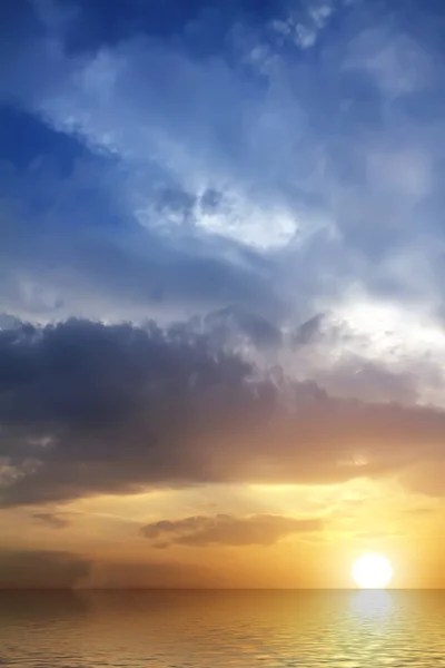Solnedgång himlen moln havet — Stockfoto