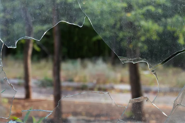 穴壊れたガラスを亀裂します。 — ストック写真