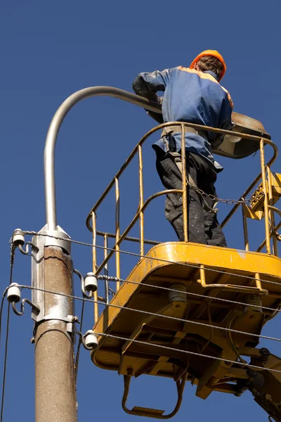 Arbeiter Elektriker repariert Laterne — Stockfoto