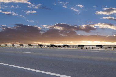Asfaltlı yol gündoğumu