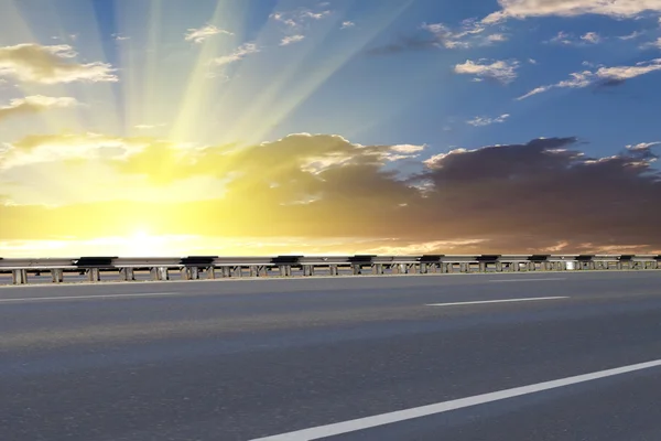 Estrada; asfaltada; nascer do sol — Fotografia de Stock