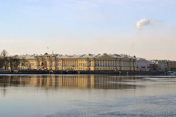 Санкт-Петербургская набережная Адмиралтейства — стоковое фото