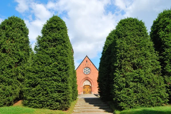 Malý kostel ukrytý v lese — Stock fotografie