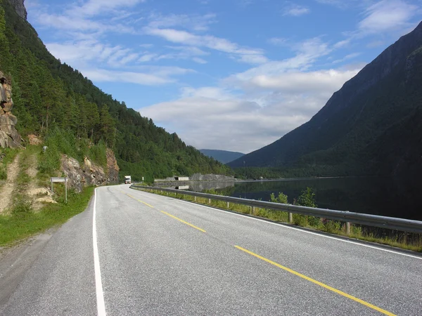 Noorwegen platteland tijdens de zomer — Stockfoto
