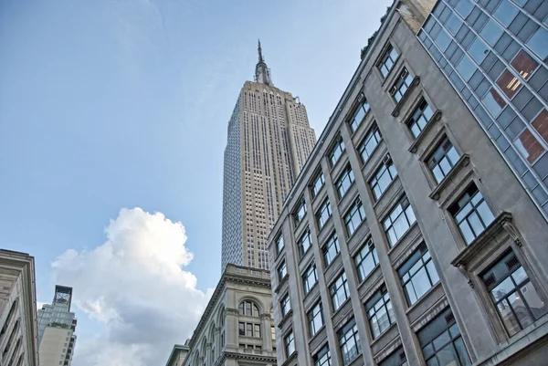 地面から高層ビルのビュー — ストック写真