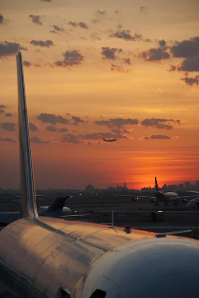 Ηλιοβασίλεμα στον αερολιμένα, Ηνωμένες Πολιτείες — Φωτογραφία Αρχείου