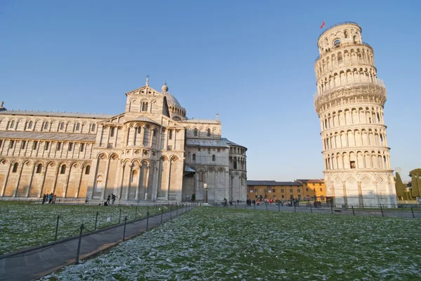 Neve leve na Piazza dei Miracoli, Pisa — Fotografia de Stock