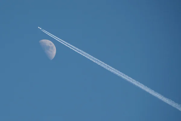 飞机和月亮，奥斯陆，2009 年 5 月 — 图库照片