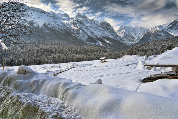 Neve nas Montanhas Dolomitas, Itália — Fotografia de Stock
