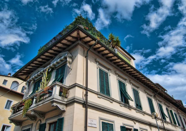 Edifício antigo típico em Pisa — Fotografia de Stock