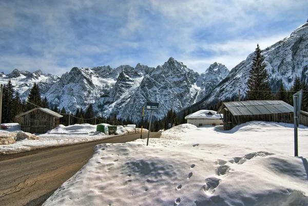 Nieve en las montañas Dolomitas, Italia — Foto de Stock