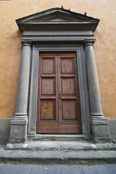 Stare drzwi w pisa, Włochy — Zdjęcie stockowe