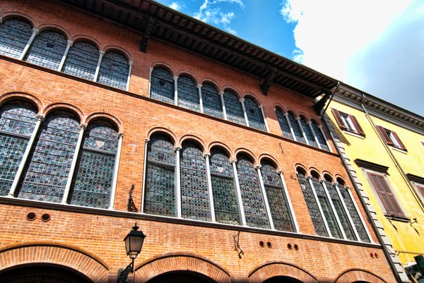 Edifício antigo típico em Pisa — Fotografia de Stock