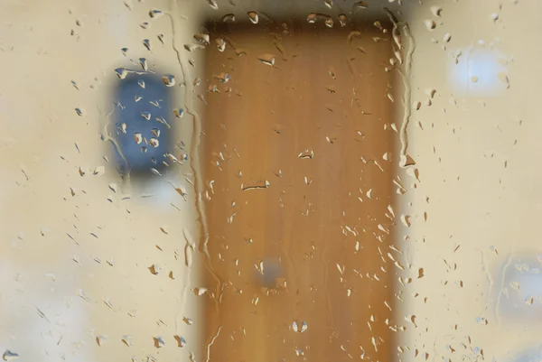 Домашняя дверь через Уиндшейд — стоковое фото