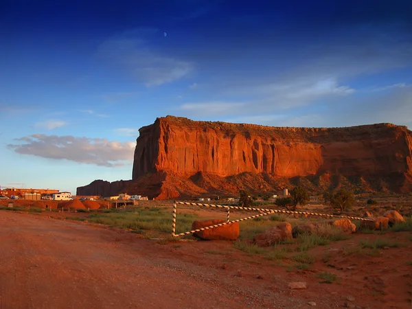 Estrada de Monument Valley ao pôr do sol — Fotografia de Stock