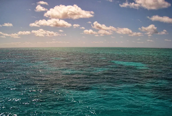 Поверхность Большого Барьерного рифа возле Порт-Дугласа — стоковое фото