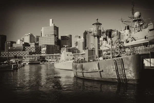सिडनी हार्बर, ऑस्ट्रेलिया मध्ये लाल जहाज — स्टॉक फोटो, इमेज
