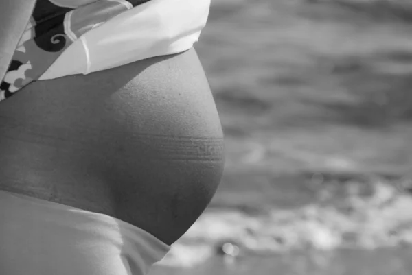 Mujeres embarazadas y el océano — Foto de Stock