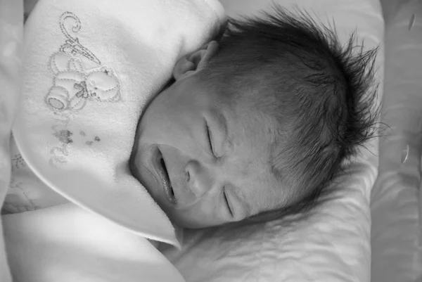 Nouveau-né bébé fille dans le lit — Photo