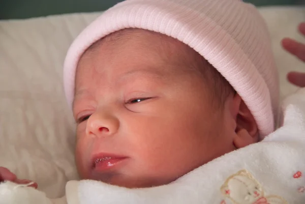 Nowo narodzonego dziecka dziewczyna w łóżku — Zdjęcie stockowe