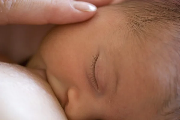 Nyfödd baby flicka i sängen — Stockfoto