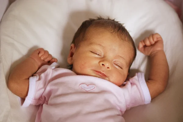 침대에서 갓난 아기 소녀 — 스톡 사진