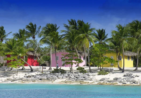Kleine en gekleurde huizen op de kust van santo domingo — Stockfoto