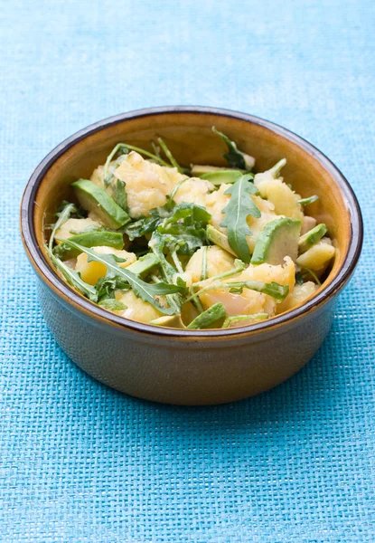 Avokado ve roka patates salatası — Stok fotoğraf