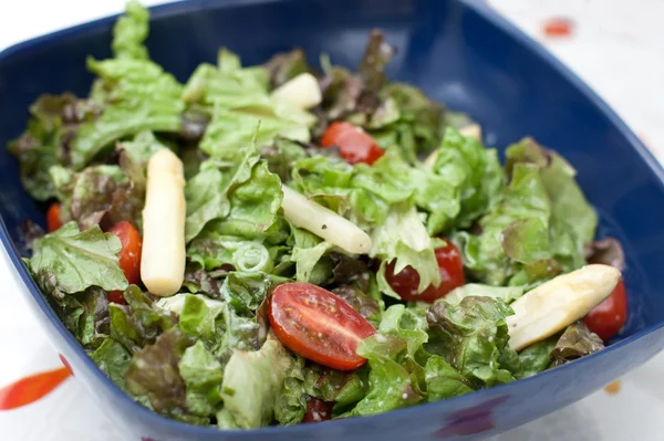 Summer salad with asparagus and tomatoes — Stock Photo, Image