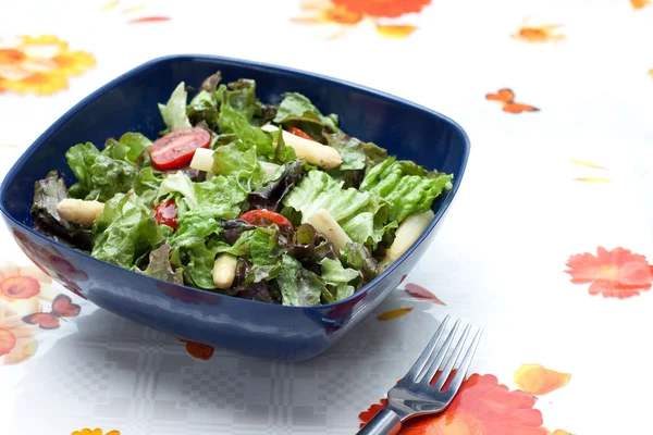 Летний салат со спаржей и помидорами — стоковое фото