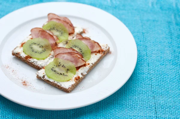 Healthy snack with kiwi — Stock Photo, Image