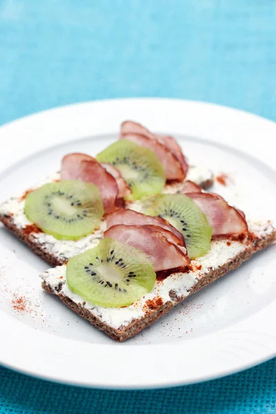 Hälsosamt mellanmål med kiwi — Stockfoto