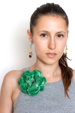 güzel bir kız ile bir çiçek broş