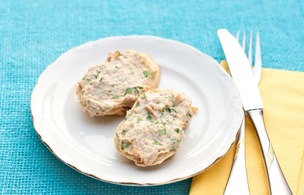 Bread with tuna spread — Stock Photo, Image