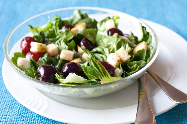 Salada verde com cerejas e croutons — Fotografia de Stock