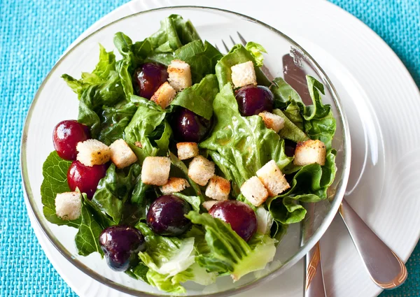 Green salad with cherries and croutons — Stock Photo, Image