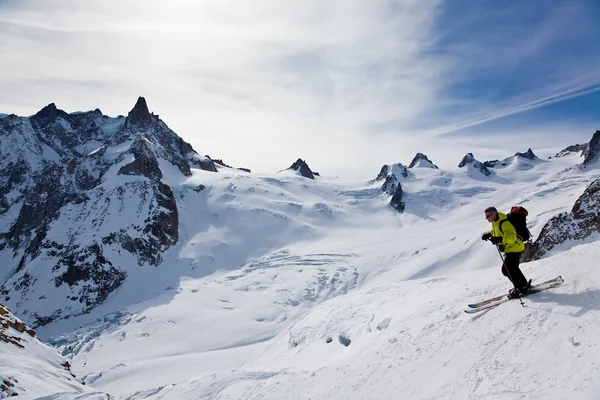 Mužova lyžování — Stock fotografie