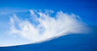 Yüksek dağ manzarası: buzullar ve bulutlar