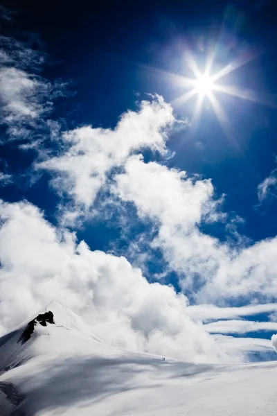 High mountain landscape: glaciers and clouds — Stock Photo, Image