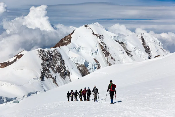 Mountaneers walking on a glacier — Zdjęcie stockowe