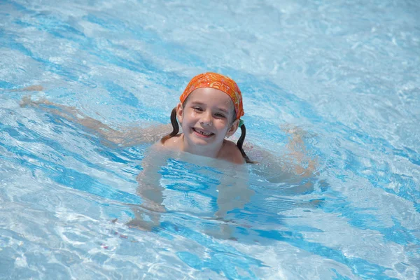 Little girl in pool — Stock Photo, Image
