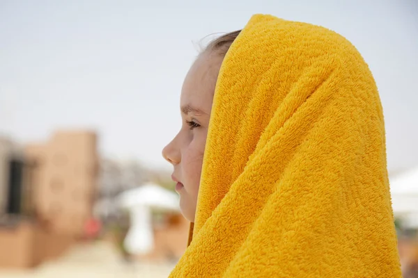 Kleines Mädchen mit Handtuch — Stockfoto