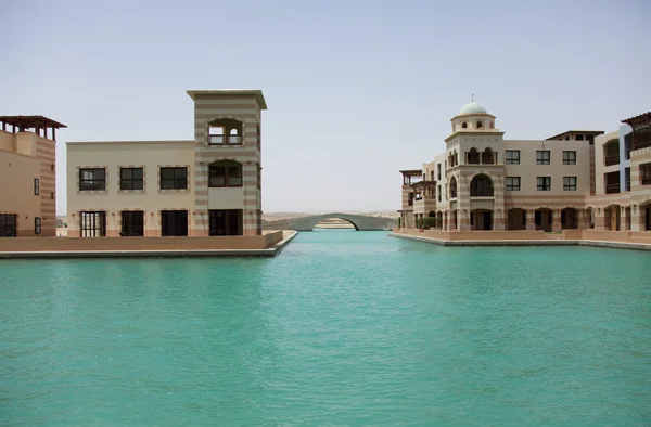 Häuser am Ufer gebaut — Stockfoto
