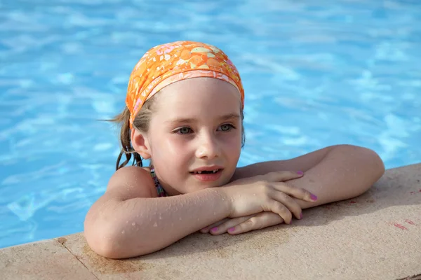 수영장에서 어린 소녀 — 스톡 사진