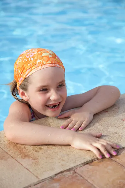 Little girl in pool — Stock Photo, Image