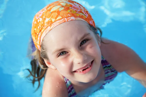 Κοριτσάκι στην πισίνα — Φωτογραφία Αρχείου