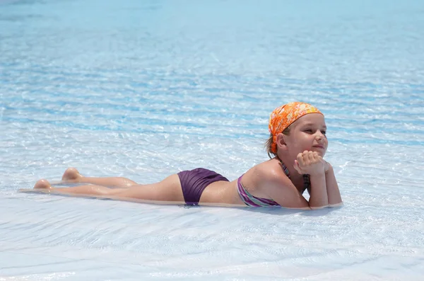 Маленькая девочка в бассейне Стоковое Фото