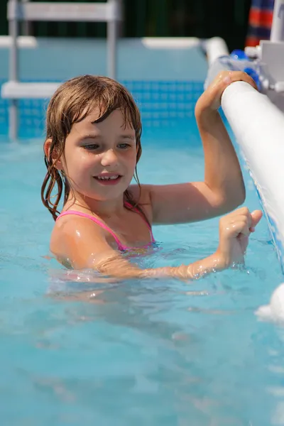 Girl in the swimming pool — Stock Photo, Image