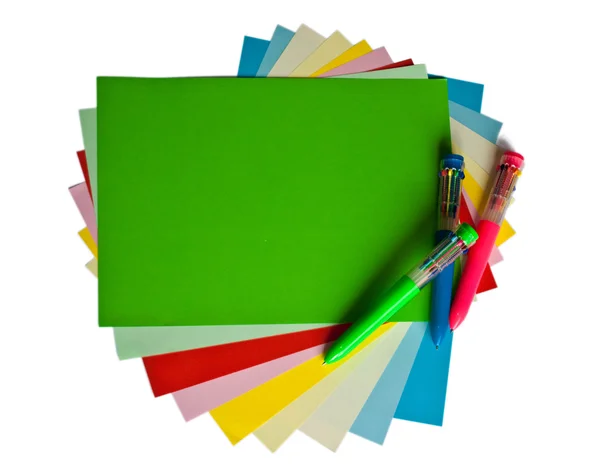 Цветные бумаги и ручки — стоковое фото